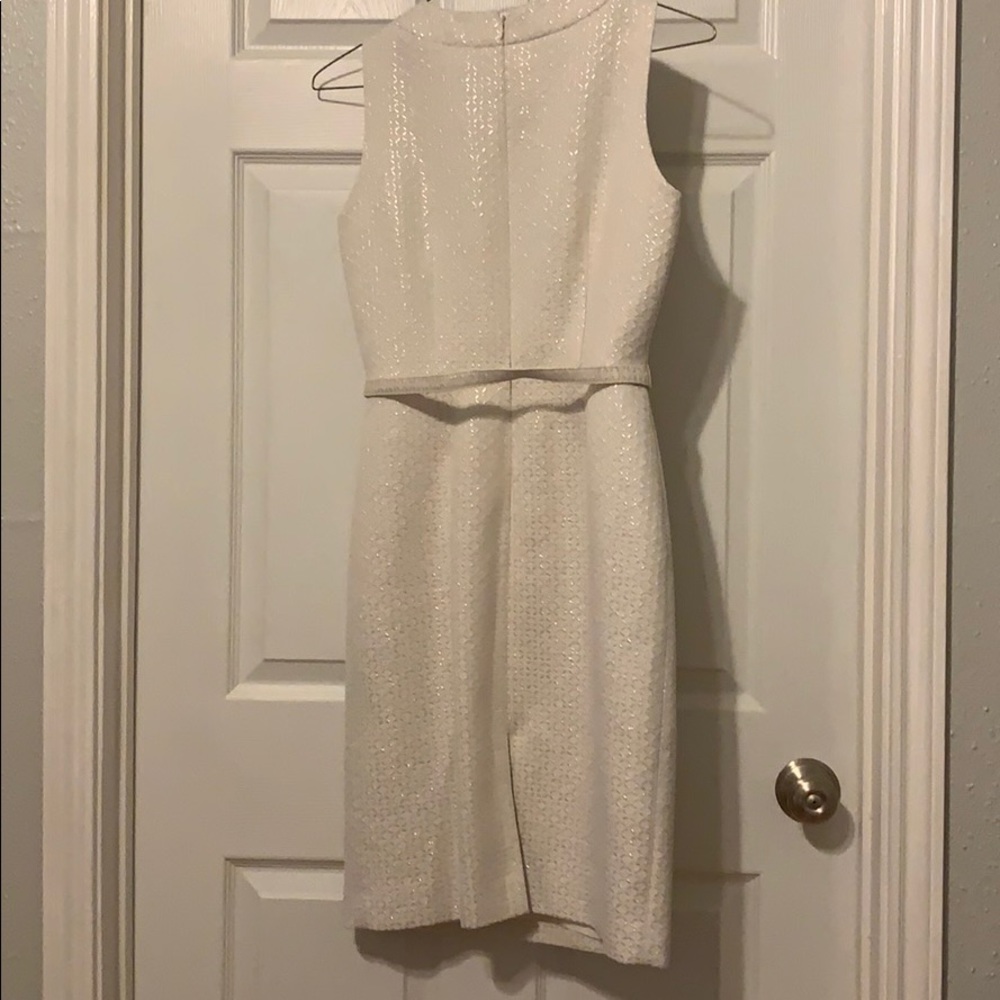 White silver pattern belted Jackie O style dress - Picture 4 of 4